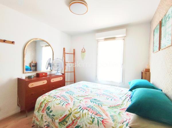 [CENTRE-VILLE / COMMODITÉS À PIED / BALCON / REFAIT À NEUF / 2 CHAMBRES / GRANDE PIÈCE DE VIE / 2 PLACES DE PARKING / EXPO SUD / CHAUFFAGE ÉLECTRIQUE ] 

Au premier et dernier étage d'une petite résidence très calme de 12 logements datant de 2005, venez visiter ce bel appartement avec balcon exposé au sud. 

Il se situe à deux pas de la plaine des sports et du parc Lecoq, à 500m de l'école Jules Ferry et des commerces, et à 1,5 km de la gare. 

Entièrement rénové en 2022, il saura vous séduire par sa fonctionnalité, sa pièce de vie spacieuse, son balcon et son parfait état d'entretien. 

Bien agencé et fonctionnel, il se compose : 
- d'une entrée pouvant accueillir du rangement
- d'une salle d'eau refaite à neuf 
- d'un WC indépendant
- d'un cellier / buanderie pour vos équipements 
- de deux chambres avec placards de 10 m² et 10.5m² 
- d'une pièce de vie avec cuisine ouverte de plus de 30 m²

Vous profiterez de l'extérieur grâce à :
- un balcon exposé sud de 5.5m²
- deux places de stationnement aérien ombragé

Chauffage électrique avec radiateurs performants, ballon d'eau chaude neuf, fenêtres PVC double vitrage avec volets roulants électriques. 
Charges de 1100€/an, comprenant la consommation d'eau froide. 

Coup de cœur à visiter rapidement ! 
----