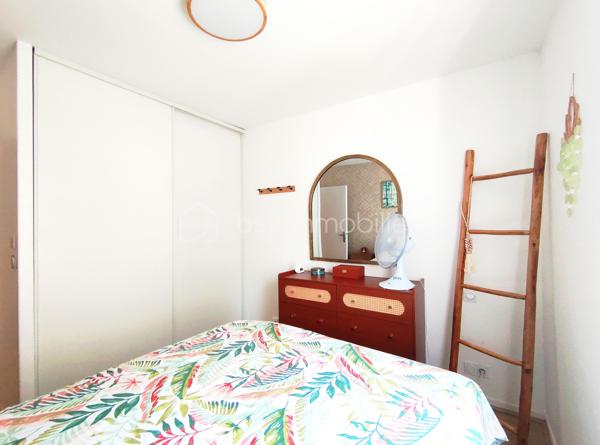 [CENTRE-VILLE / COMMODITÉS À PIED / BALCON / REFAIT À NEUF / 2 CHAMBRES / GRANDE PIÈCE DE VIE / 2 PLACES DE PARKING / EXPO SUD / CHAUFFAGE ÉLECTRIQUE ] 

Au premier et dernier étage d'une petite résidence très calme de 12 logements datant de 2005, venez visiter ce bel appartement avec balcon exposé au sud. 

Il se situe à deux pas de la plaine des sports et du parc Lecoq, à 500m de l'école Jules Ferry et des commerces, et à 1,5 km de la gare. 

Entièrement rénové en 2022, il saura vous séduire par sa fonctionnalité, sa pièce de vie spacieuse, son balcon et son parfait état d'entretien. 

Bien agencé et fonctionnel, il se compose : 
- d'une entrée pouvant accueillir du rangement
- d'une salle d'eau refaite à neuf 
- d'un WC indépendant
- d'un cellier / buanderie pour vos équipements 
- de deux chambres avec placards de 10 m² et 10.5m² 
- d'une pièce de vie avec cuisine ouverte de plus de 30 m²

Vous profiterez de l'extérieur grâce à :
- un balcon exposé sud de 5.5m²
- deux places de stationnement aérien ombragé

Chauffage électrique avec radiateurs performants, ballon d'eau chaude neuf, fenêtres PVC double vitrage avec volets roulants électriques. 
Charges de 1100€/an, comprenant la consommation d'eau froide. 

Coup de cœur à visiter rapidement ! 
----
