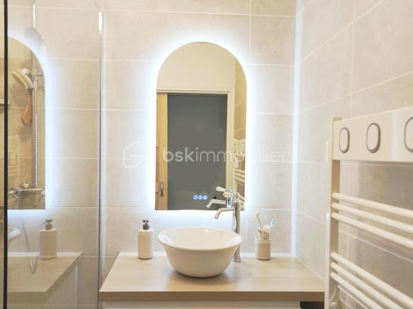 [CENTRE-VILLE / COMMODITÉS À PIED / BALCON / REFAIT À NEUF / 2 CHAMBRES / GRANDE PIÈCE DE VIE / 2 PLACES DE PARKING / EXPO SUD / CHAUFFAGE ÉLECTRIQUE ] 

Au premier et dernier étage d'une petite résidence très calme de 12 logements datant de 2005, venez visiter ce bel appartement avec balcon exposé au sud. 

Il se situe à deux pas de la plaine des sports et du parc Lecoq, à 500m de l'école Jules Ferry et des commerces, et à 1,5 km de la gare. 

Entièrement rénové en 2022, il saura vous séduire par sa fonctionnalité, sa pièce de vie spacieuse, son balcon et son parfait état d'entretien. 

Bien agencé et fonctionnel, il se compose : 
- d'une entrée pouvant accueillir du rangement
- d'une salle d'eau refaite à neuf 
- d'un WC indépendant
- d'un cellier / buanderie pour vos équipements 
- de deux chambres avec placards de 10 m² et 10.5m² 
- d'une pièce de vie avec cuisine ouverte de plus de 30 m²

Vous profiterez de l'extérieur grâce à :
- un balcon exposé sud de 5.5m²
- deux places de stationnement aérien ombragé

Chauffage électrique avec radiateurs performants, ballon d'eau chaude neuf, fenêtres PVC double vitrage avec volets roulants électriques. 
Charges de 1100€/an, comprenant la consommation d'eau froide. 

Coup de cœur à visiter rapidement ! 
----