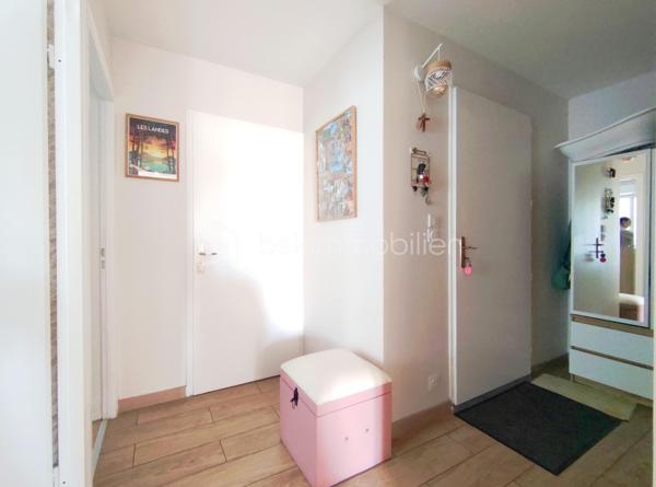 [CENTRE-VILLE / COMMODITÉS À PIED / BALCON / REFAIT À NEUF / 2 CHAMBRES / GRANDE PIÈCE DE VIE / 2 PLACES DE PARKING / EXPO SUD / CHAUFFAGE ÉLECTRIQUE ] 

Au premier et dernier étage d'une petite résidence très calme de 12 logements datant de 2005, venez visiter ce bel appartement avec balcon exposé au sud. 

Il se situe à deux pas de la plaine des sports et du parc Lecoq, à 500m de l'école Jules Ferry et des commerces, et à 1,5 km de la gare. 

Entièrement rénové en 2022, il saura vous séduire par sa fonctionnalité, sa pièce de vie spacieuse, son balcon et son parfait état d'entretien. 

Bien agencé et fonctionnel, il se compose : 
- d'une entrée pouvant accueillir du rangement
- d'une salle d'eau refaite à neuf 
- d'un WC indépendant
- d'un cellier / buanderie pour vos équipements 
- de deux chambres avec placards de 10 m² et 10.5m² 
- d'une pièce de vie avec cuisine ouverte de plus de 30 m²

Vous profiterez de l'extérieur grâce à :
- un balcon exposé sud de 5.5m²
- deux places de stationnement aérien ombragé

Chauffage électrique avec radiateurs performants, ballon d'eau chaude neuf, fenêtres PVC double vitrage avec volets roulants électriques. 
Charges de 1100€/an, comprenant la consommation d'eau froide. 

Coup de cœur à visiter rapidement ! 
----