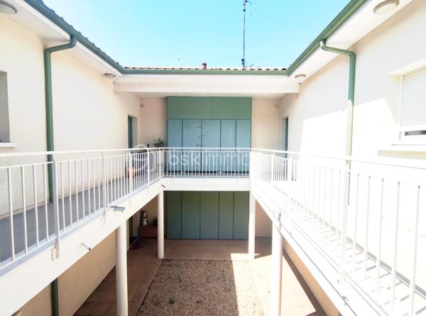 [CENTRE-VILLE / COMMODITÉS À PIED / BALCON / REFAIT À NEUF / 2 CHAMBRES / GRANDE PIÈCE DE VIE / 2 PLACES DE PARKING / EXPO SUD / CHAUFFAGE ÉLECTRIQUE ] 

Au premier et dernier étage d'une petite résidence très calme de 12 logements datant de 2005, venez visiter ce bel appartement avec balcon exposé au sud. 

Il se situe à deux pas de la plaine des sports et du parc Lecoq, à 500m de l'école Jules Ferry et des commerces, et à 1,5 km de la gare. 

Entièrement rénové en 2022, il saura vous séduire par sa fonctionnalité, sa pièce de vie spacieuse, son balcon et son parfait état d'entretien. 

Bien agencé et fonctionnel, il se compose : 
- d'une entrée pouvant accueillir du rangement
- d'une salle d'eau refaite à neuf 
- d'un WC indépendant
- d'un cellier / buanderie pour vos équipements 
- de deux chambres avec placards de 10 m² et 10.5m² 
- d'une pièce de vie avec cuisine ouverte de plus de 30 m²

Vous profiterez de l'extérieur grâce à :
- un balcon exposé sud de 5.5m²
- deux places de stationnement aérien ombragé

Chauffage électrique avec radiateurs performants, ballon d'eau chaude neuf, fenêtres PVC double vitrage avec volets roulants électriques. 
Charges de 1100€/an, comprenant la consommation d'eau froide. 

Coup de cœur à visiter rapidement ! 
----