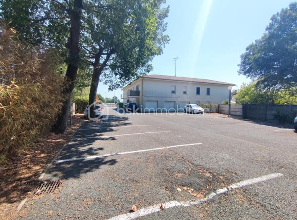 [CENTRE-VILLE / COMMODITÉS À PIED / BALCON / REFAIT À NEUF / 2 CHAMBRES / GRANDE PIÈCE DE VIE / 2 PLACES DE PARKING / EXPO SUD / CHAUFFAGE ÉLECTRIQUE ] 

Au premier et dernier étage d'une petite résidence très calme de 12 logements datant de 2005, venez visiter ce bel appartement avec balcon exposé au sud. 

Il se situe à deux pas de la plaine des sports et du parc Lecoq, à 500m de l'école Jules Ferry et des commerces, et à 1,5 km de la gare. 

Entièrement rénové en 2022, il saura vous séduire par sa fonctionnalité, sa pièce de vie spacieuse, son balcon et son parfait état d'entretien. 

Bien agencé et fonctionnel, il se compose : 
- d'une entrée pouvant accueillir du rangement
- d'une salle d'eau refaite à neuf 
- d'un WC indépendant
- d'un cellier / buanderie pour vos équipements 
- de deux chambres avec placards de 10 m² et 10.5m² 
- d'une pièce de vie avec cuisine ouverte de plus de 30 m²

Vous profiterez de l'extérieur grâce à :
- un balcon exposé sud de 5.5m²
- deux places de stationnement aérien ombragé

Chauffage électrique avec radiateurs performants, ballon d'eau chaude neuf, fenêtres PVC double vitrage avec volets roulants électriques. 
Charges de 1100€/an, comprenant la consommation d'eau froide. 

Coup de cœur à visiter rapidement ! 
----