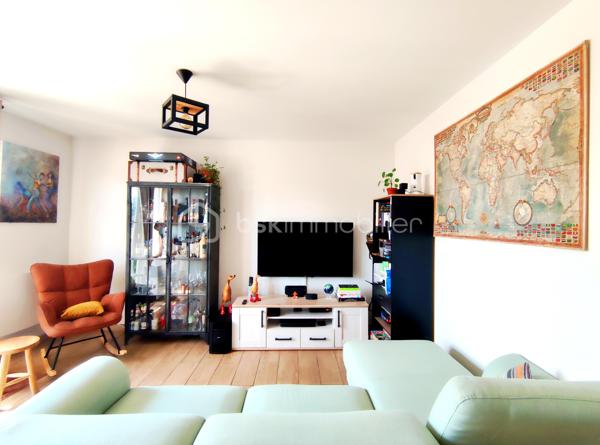 [CENTRE-VILLE / COMMODITÉS À PIED / BALCON / REFAIT À NEUF / 2 CHAMBRES / GRANDE PIÈCE DE VIE / 2 PLACES DE PARKING / EXPO SUD / CHAUFFAGE ÉLECTRIQUE ] 

Au premier et dernier étage d'une petite résidence très calme de 12 logements datant de 2005, venez visiter ce bel appartement avec balcon exposé au sud. 

Il se situe à deux pas de la plaine des sports et du parc Lecoq, à 500m de l'école Jules Ferry et des commerces, et à 1,5 km de la gare. 

Entièrement rénové en 2022, il saura vous séduire par sa fonctionnalité, sa pièce de vie spacieuse, son balcon et son parfait état d'entretien. 

Bien agencé et fonctionnel, il se compose : 
- d'une entrée pouvant accueillir du rangement
- d'une salle d'eau refaite à neuf 
- d'un WC indépendant
- d'un cellier / buanderie pour vos équipements 
- de deux chambres avec placards de 10 m² et 10.5m² 
- d'une pièce de vie avec cuisine ouverte de plus de 30 m²

Vous profiterez de l'extérieur grâce à :
- un balcon exposé sud de 5.5m²
- deux places de stationnement aérien ombragé

Chauffage électrique avec radiateurs performants, ballon d'eau chaude neuf, fenêtres PVC double vitrage avec volets roulants électriques. 
Charges de 1100€/an, comprenant la consommation d'eau froide. 

Coup de cœur à visiter rapidement ! 
----