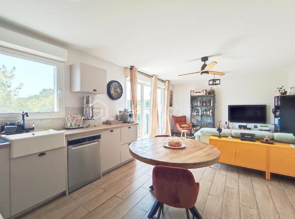 [CENTRE-VILLE / COMMODITÉS À PIED / BALCON / REFAIT À NEUF / 2 CHAMBRES / GRANDE PIÈCE DE VIE / 2 PLACES DE PARKING / EXPO SUD / CHAUFFAGE ÉLECTRIQUE ] 

Au premier et dernier étage d'une petite résidence très calme de 12 logements datant de 2005, venez visiter ce bel appartement avec balcon exposé au sud. 

Il se situe à deux pas de la plaine des sports et du parc Lecoq, à 500m de l'école Jules Ferry et des commerces, et à 1,5 km de la gare. 

Entièrement rénové en 2022, il saura vous séduire par sa fonctionnalité, sa pièce de vie spacieuse, son balcon et son parfait état d'entretien. 

Bien agencé et fonctionnel, il se compose : 
- d'une entrée pouvant accueillir du rangement
- d'une salle d'eau refaite à neuf 
- d'un WC indépendant
- d'un cellier / buanderie pour vos équipements 
- de deux chambres avec placards de 10 m² et 10.5m² 
- d'une pièce de vie avec cuisine ouverte de plus de 30 m²

Vous profiterez de l'extérieur grâce à :
- un balcon exposé sud de 5.5m²
- deux places de stationnement aérien ombragé

Chauffage électrique avec radiateurs performants, ballon d'eau chaude neuf, fenêtres PVC double vitrage avec volets roulants électriques. 
Charges de 1100€/an, comprenant la consommation d'eau froide. 

Coup de cœur à visiter rapidement ! 
----