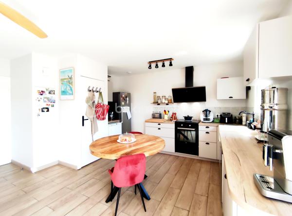 [CENTRE-VILLE / COMMODITÉS À PIED / BALCON / REFAIT À NEUF / 2 CHAMBRES / GRANDE PIÈCE DE VIE / 2 PLACES DE PARKING / EXPO SUD / CHAUFFAGE ÉLECTRIQUE ] 

Au premier et dernier étage d'une petite résidence très calme de 12 logements datant de 2005, venez visiter ce bel appartement avec balcon exposé au sud. 

Il se situe à deux pas de la plaine des sports et du parc Lecoq, à 500m de l'école Jules Ferry et des commerces, et à 1,5 km de la gare. 

Entièrement rénové en 2022, il saura vous séduire par sa fonctionnalité, sa pièce de vie spacieuse, son balcon et son parfait état d'entretien. 

Bien agencé et fonctionnel, il se compose : 
- d'une entrée pouvant accueillir du rangement
- d'une salle d'eau refaite à neuf 
- d'un WC indépendant
- d'un cellier / buanderie pour vos équipements 
- de deux chambres avec placards de 10 m² et 10.5m² 
- d'une pièce de vie avec cuisine ouverte de plus de 30 m²

Vous profiterez de l'extérieur grâce à :
- un balcon exposé sud de 5.5m²
- deux places de stationnement aérien ombragé

Chauffage électrique avec radiateurs performants, ballon d'eau chaude neuf, fenêtres PVC double vitrage avec volets roulants électriques. 
Charges de 1100€/an, comprenant la consommation d'eau froide. 

Coup de cœur à visiter rapidement ! 
----
