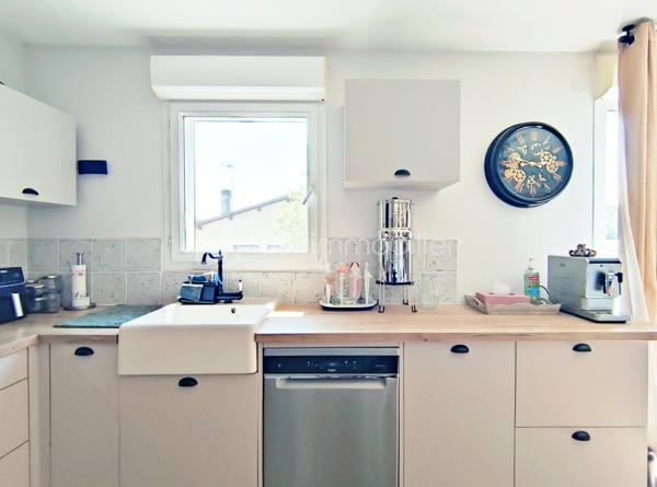 [CENTRE-VILLE / COMMODITÉS À PIED / BALCON / REFAIT À NEUF / 2 CHAMBRES / GRANDE PIÈCE DE VIE / 2 PLACES DE PARKING / EXPO SUD / CHAUFFAGE ÉLECTRIQUE ] 

Au premier et dernier étage d'une petite résidence très calme de 12 logements datant de 2005, venez visiter ce bel appartement avec balcon exposé au sud. 

Il se situe à deux pas de la plaine des sports et du parc Lecoq, à 500m de l'école Jules Ferry et des commerces, et à 1,5 km de la gare. 

Entièrement rénové en 2022, il saura vous séduire par sa fonctionnalité, sa pièce de vie spacieuse, son balcon et son parfait état d'entretien. 

Bien agencé et fonctionnel, il se compose : 
- d'une entrée pouvant accueillir du rangement
- d'une salle d'eau refaite à neuf 
- d'un WC indépendant
- d'un cellier / buanderie pour vos équipements 
- de deux chambres avec placards de 10 m² et 10.5m² 
- d'une pièce de vie avec cuisine ouverte de plus de 30 m²

Vous profiterez de l'extérieur grâce à :
- un balcon exposé sud de 5.5m²
- deux places de stationnement aérien ombragé

Chauffage électrique avec radiateurs performants, ballon d'eau chaude neuf, fenêtres PVC double vitrage avec volets roulants électriques. 
Charges de 1100€/an, comprenant la consommation d'eau froide. 

Coup de cœur à visiter rapidement ! 
----