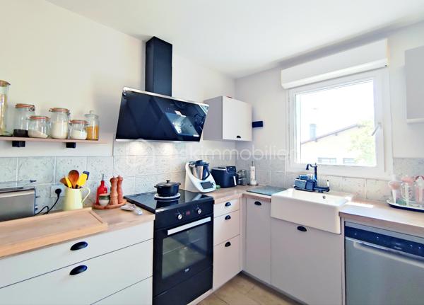 [CENTRE-VILLE / COMMODITÉS À PIED / BALCON / REFAIT À NEUF / 2 CHAMBRES / GRANDE PIÈCE DE VIE / 2 PLACES DE PARKING / EXPO SUD / CHAUFFAGE ÉLECTRIQUE ] 

Au premier et dernier étage d'une petite résidence très calme de 12 logements datant de 2005, venez visiter ce bel appartement avec balcon exposé au sud. 

Il se situe à deux pas de la plaine des sports et du parc Lecoq, à 500m de l'école Jules Ferry et des commerces, et à 1,5 km de la gare. 

Entièrement rénové en 2022, il saura vous séduire par sa fonctionnalité, sa pièce de vie spacieuse, son balcon et son parfait état d'entretien. 

Bien agencé et fonctionnel, il se compose : 
- d'une entrée pouvant accueillir du rangement
- d'une salle d'eau refaite à neuf 
- d'un WC indépendant
- d'un cellier / buanderie pour vos équipements 
- de deux chambres avec placards de 10 m² et 10.5m² 
- d'une pièce de vie avec cuisine ouverte de plus de 30 m²

Vous profiterez de l'extérieur grâce à :
- un balcon exposé sud de 5.5m²
- deux places de stationnement aérien ombragé

Chauffage électrique avec radiateurs performants, ballon d'eau chaude neuf, fenêtres PVC double vitrage avec volets roulants électriques. 
Charges de 1100€/an, comprenant la consommation d'eau froide. 

Coup de cœur à visiter rapidement ! 
----