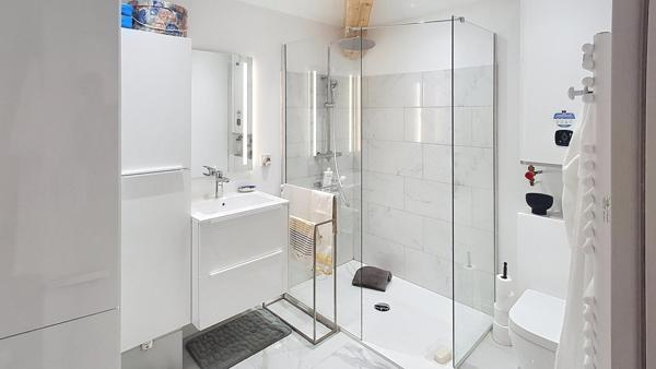 Maison contemporaine de standing avec dépendance