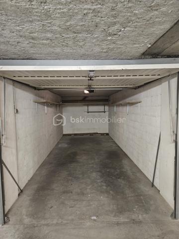 Garage de 19 m² situé en sous sol d'une petite résidence avenue Aristide Bergès à Seyssinet-Pariset. Ce garage est idéal pour stationner un véhicule ou pour bénéficier d'un espace de stockage supplémentaire.
L'accès se fait par un portail sécurisé (avec badge) offrant tranquillité et sécurité.
La porte du garage bénéficie d'une ouverture électrifiée avec un éclairage.
Charges : 110 € par an