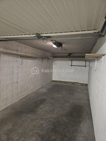 Garage de 19 m² situé en sous sol d'une petite résidence avenue Aristide Bergès à Seyssinet-Pariset. Ce garage est idéal pour stationner un véhicule ou pour bénéficier d'un espace de stockage supplémentaire.
L'accès se fait par un portail sécurisé (avec badge) offrant tranquillité et sécurité.
La porte du garage bénéficie d'une ouverture électrifiée avec un éclairage.
Charges : 110 € par an