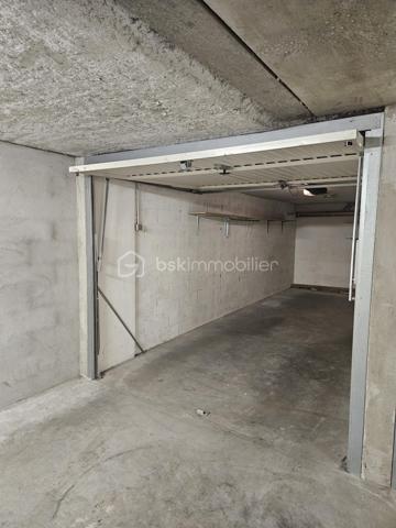 Garage de 19 m² situé en sous sol d'une petite résidence avenue Aristide Bergès à Seyssinet-Pariset. Ce garage est idéal pour stationner un véhicule ou pour bénéficier d'un espace de stockage supplémentaire.
L'accès se fait par un portail sécurisé (avec badge) offrant tranquillité et sécurité.
La porte du garage bénéficie d'une ouverture électrifiée avec un éclairage.
Charges : 110 € par an