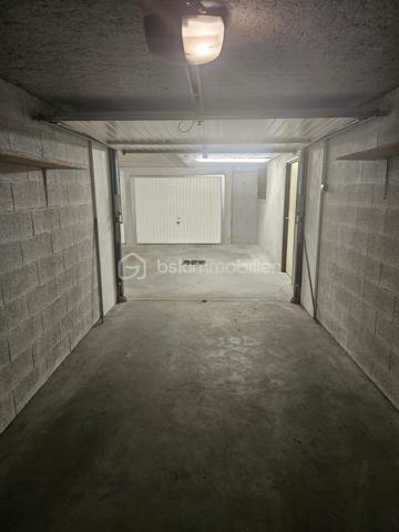 Garage de 19 m² situé en sous sol d'une petite résidence avenue Aristide Bergès à Seyssinet-Pariset. Ce garage est idéal pour stationner un véhicule ou pour bénéficier d'un espace de stockage supplémentaire.
L'accès se fait par un portail sécurisé (avec badge) offrant tranquillité et sécurité.
La porte du garage bénéficie d'une ouverture électrifiée avec un éclairage.
Charges : 110 € par an