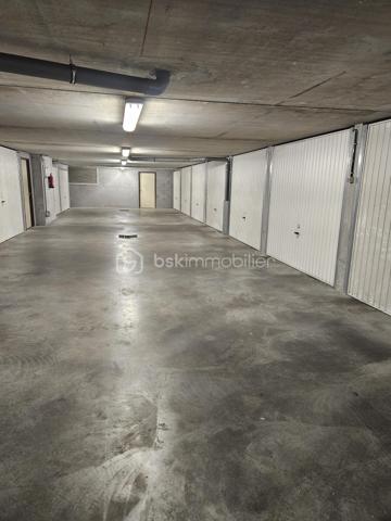 Garage de 19 m² situé en sous sol d'une petite résidence avenue Aristide Bergès à Seyssinet-Pariset. Ce garage est idéal pour stationner un véhicule ou pour bénéficier d'un espace de stockage supplémentaire.
L'accès se fait par un portail sécurisé (avec badge) offrant tranquillité et sécurité.
La porte du garage bénéficie d'une ouverture électrifiée avec un éclairage.
Charges : 110 € par an