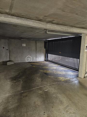 Garage de 19 m² situé en sous sol d'une petite résidence avenue Aristide Bergès à Seyssinet-Pariset. Ce garage est idéal pour stationner un véhicule ou pour bénéficier d'un espace de stockage supplémentaire.
L'accès se fait par un portail sécurisé (avec badge) offrant tranquillité et sécurité.
La porte du garage bénéficie d'une ouverture électrifiée avec un éclairage.
Charges : 110 € par an