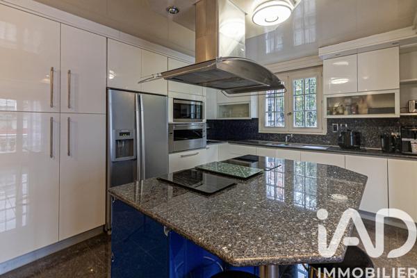 Maison à vendre 10 pièces 400 m² Bron