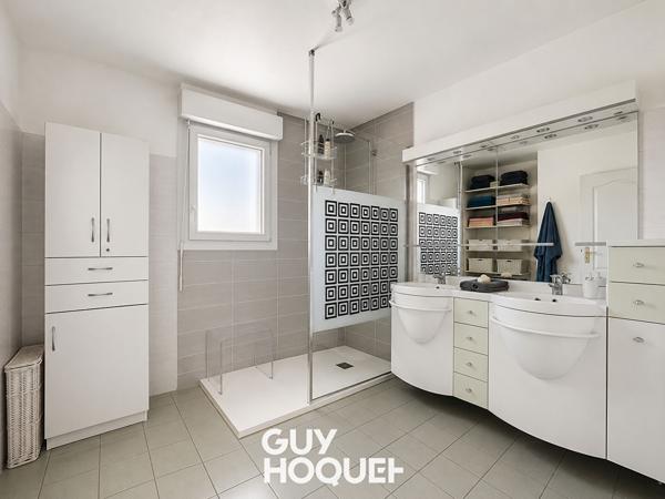 Maison sur demi niveaux 4 Chs + Garage double et terrain de 756 m² environ - 71000 SANCE