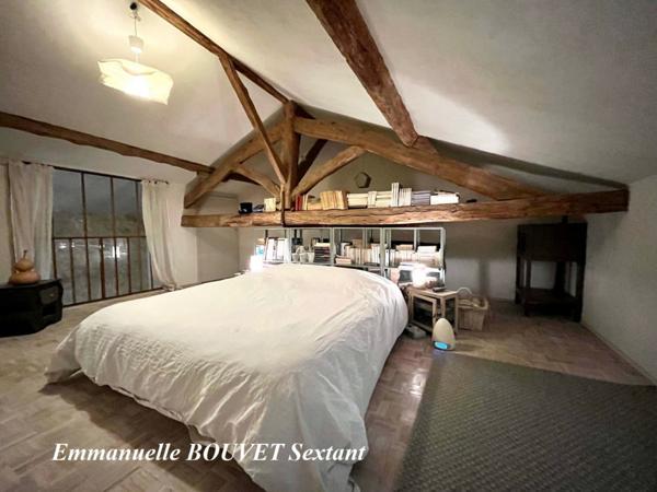 Grande maison en pierres avec dépendances