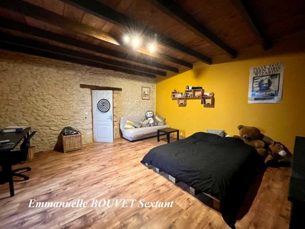 Grande maison en pierres avec dépendances