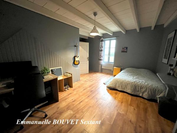 Grande maison en pierres avec dépendances