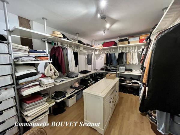 Grande maison en pierres avec dépendances