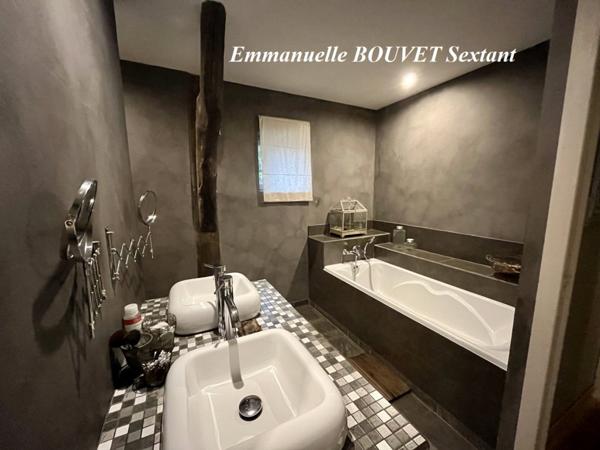 Grande maison en pierres avec dépendances