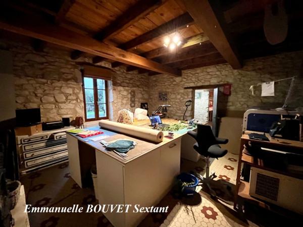 Grande maison en pierres avec dépendances