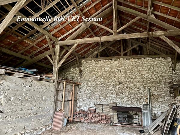 Grande maison en pierres avec dépendances