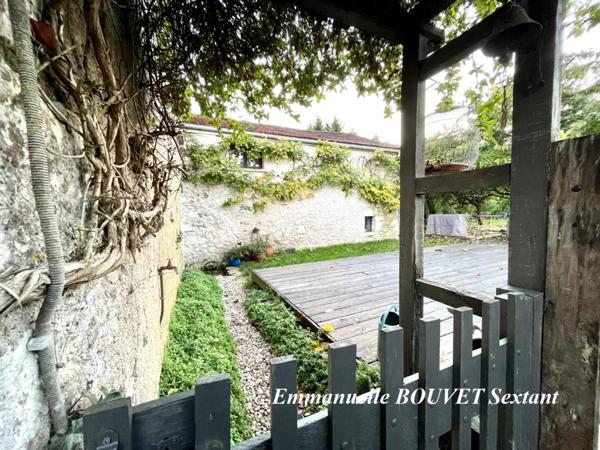 Grande maison en pierres avec dépendances