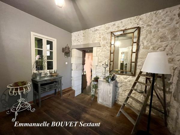 Grande maison en pierres avec dépendances