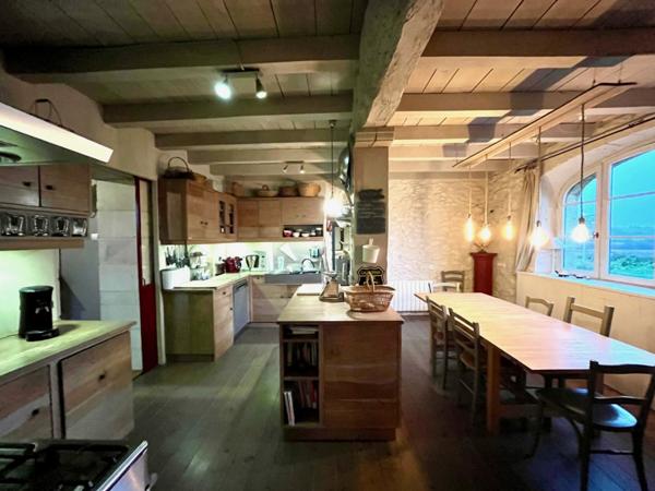 Grande maison en pierres avec dépendances