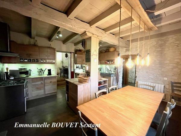 Grande maison en pierres avec dépendances