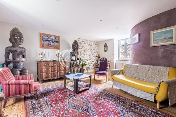 Maison
                                                                                                                                                                                                                                                                                                                        6 pièce(s)                                                                                                                                                                                                          5 chambre(s)                                                                                                                                                                                                          173.5  m²