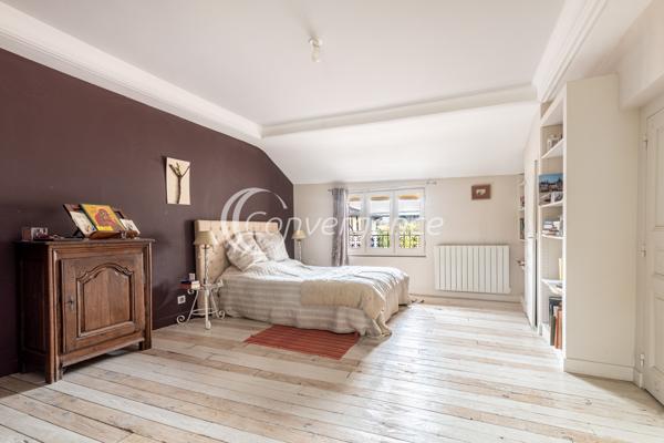 Maison
                                                                                                                                                                                                                                                                                                                        6 pièce(s)                                                                                                                                                                                                          5 chambre(s)                                                                                                                                                                                                          173.5  m²