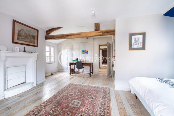Maison
                                                                                                                                                                                                                                                                                                                        6 pièce(s)                                                                                                                                                                                                          5 chambre(s)                                                                                                                                                                                                          173.5  m²