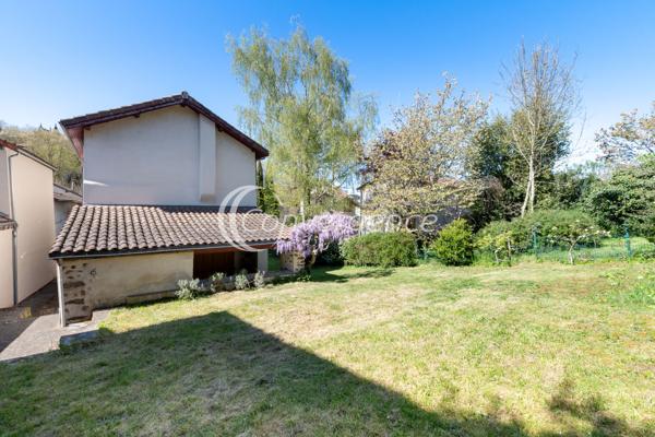 Maison
                                                                                                                                                                                                                                                                                                                        6 pièce(s)                                                                                                                                                                                                          5 chambre(s)                                                                                                                                                                                                          173.5  m²