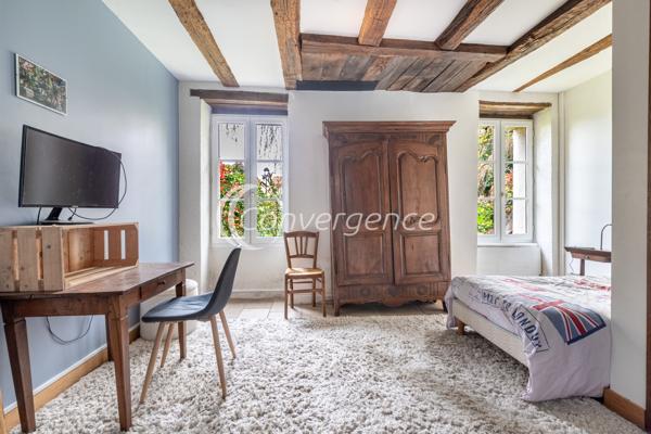 Maison
                                                                                                                                                                                                                                                                                                                        6 pièce(s)                                                                                                                                                                                                          5 chambre(s)                                                                                                                                                                                                          173.5  m²