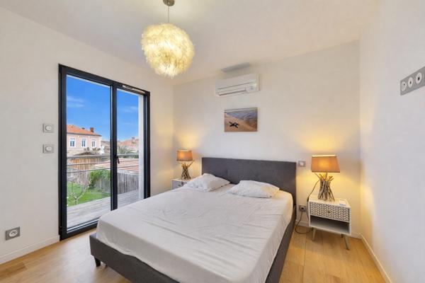 Maison 2020 avec piscine, 5 chambres, centre Arès, à pied plage et commerces