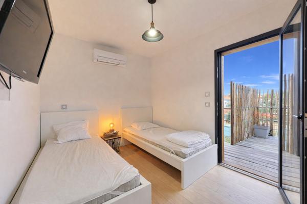 Maison 2020 avec piscine, 5 chambres, centre Arès, à pied plage et commerces