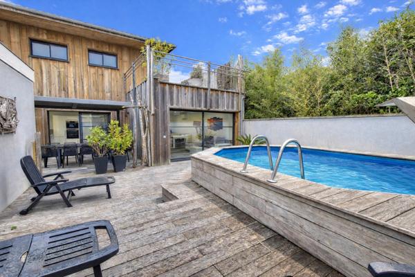 Maison 2020 avec piscine, 5 chambres, centre Arès, à pied plage et commerces