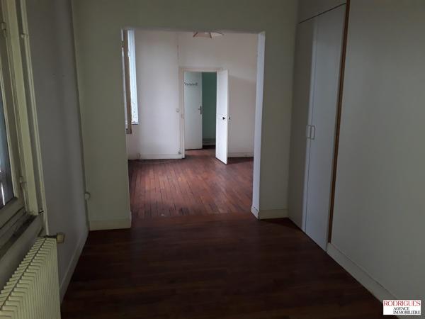 IMMEUBLE A RENOVER AVEC LOCAL COMMERCIAL ET DEUX APPARTEMENTS