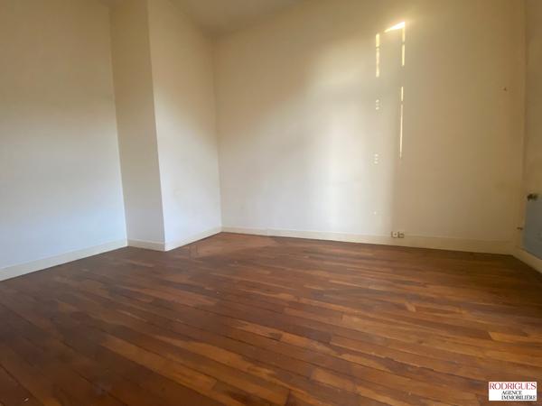 IMMEUBLE A RENOVER AVEC LOCAL COMMERCIAL ET DEUX APPARTEMENTS