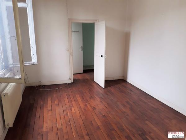 IMMEUBLE A RENOVER AVEC LOCAL COMMERCIAL ET DEUX APPARTEMENTS