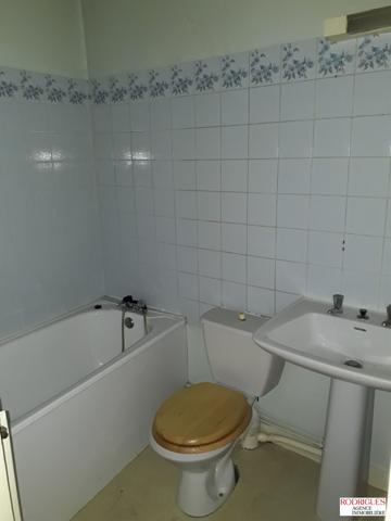 IMMEUBLE A RENOVER AVEC LOCAL COMMERCIAL ET DEUX APPARTEMENTS