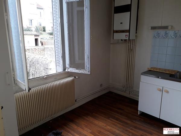 IMMEUBLE A RENOVER AVEC LOCAL COMMERCIAL ET DEUX APPARTEMENTS
