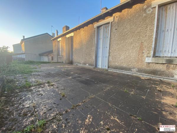 IMMEUBLE A RENOVER AVEC LOCAL COMMERCIAL ET DEUX APPARTEMENTS