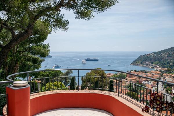 Villa dominant la rade de Villefranche