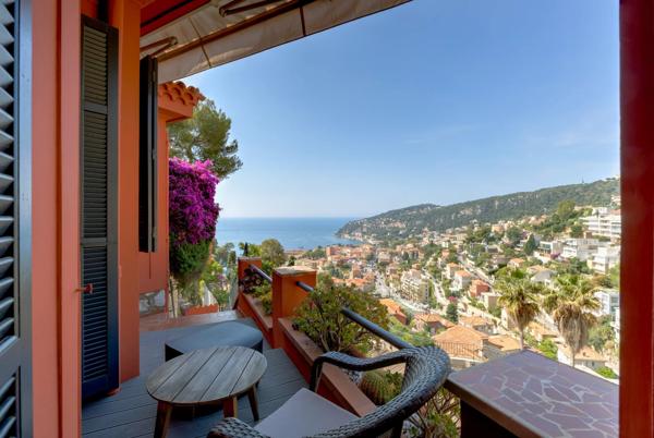Villa dominant la rade de Villefranche