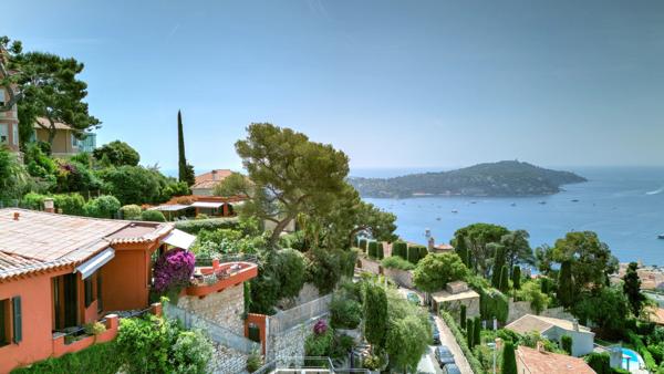 Villa dominant la rade de Villefranche