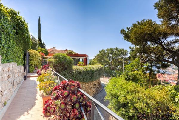 Villa dominant la rade de Villefranche