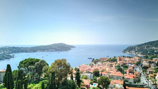 Villa dominant la rade de Villefranche